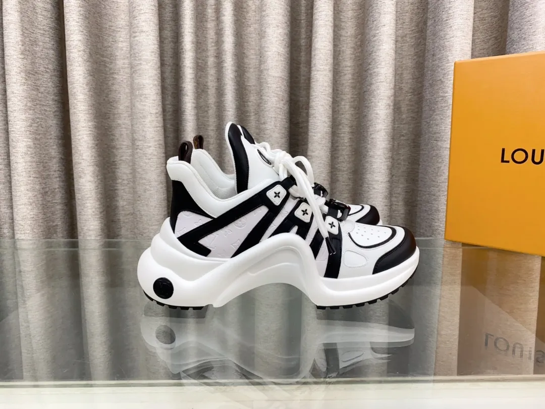 👟👟Ex-factory price 760👟👟 Louis Vuiton·Louis Vuitton 24/ New Chinese Valentine's Day limited edition LV Archlight series arch sole dad shoes casual thick-soled lace-up sneakers top version🔝original purchase, development and production👍🏻 This LV dad shoe features an eye-catching wavy sole and large tongue. It is equipped with a sporty super-elastic running shoe style rubber outsole, which is very eye-catching. It is also combined with a soft and elastic upper made of a variety of high-tech fabrics, making the upper foot comfortable and soft! 🤩 Fabric: Original custom-made first-layer cowhide + technical fabrics Lining: Original imported breathable mesh lining + cowhide foot pads Sole: Original molded correct U-shaped arch outsole Bottom thickness: about 5cm Size: 35-39 (40.41 custom-made, non-refundable)